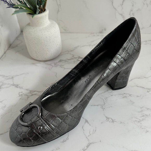 Anne Klein Fielding Silver Faux Leather Embossed Pumps Size 8.5 - Picture 1 of 8